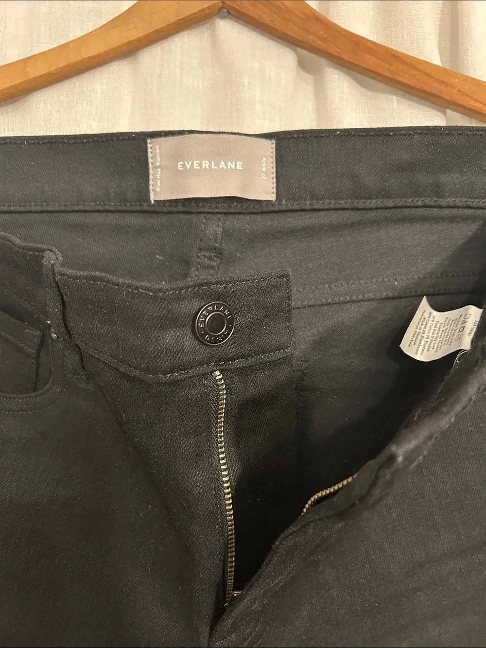 Everlane Women's Skinny Jeans in Black - Picture 2 of 4